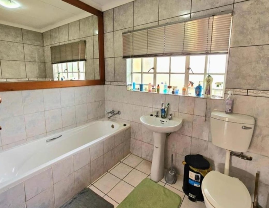 4 Bedroom Property for Sale in Kannoniers Park North West